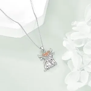 Joli collier pendentif vache écossaise de dessin animé avec détails de fleurs délicates