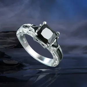 Bague argentée élégante avec zircon noir carré étincelant et anneau vintage pour femmes.