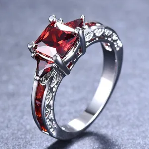 Bague Zirconia Carré de Luxe Vintage Creux Ajouré Alliage Bague de Doigt Femmes Bijoux de Mode Cadeau
