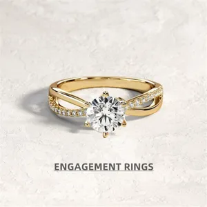 Splendido anello di fidanzamento in oro con pietra centrale rotonda e fascia incrociata.
