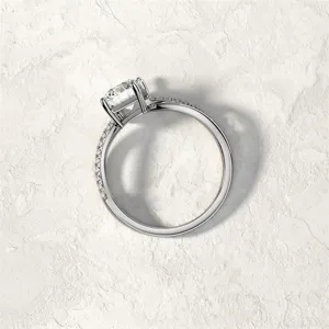 Vista dettagliata di un squisito anello di fidanzamento a quattro griffe con brillanti.