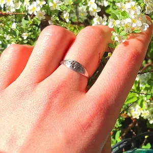 Bague en argent avec motif floral, bijou de doigt minimaliste et elegant pour cadeau.