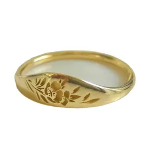 Bague gravee de fleurs dorees elegantes bijou de fiancailles minimaliste pour femmes