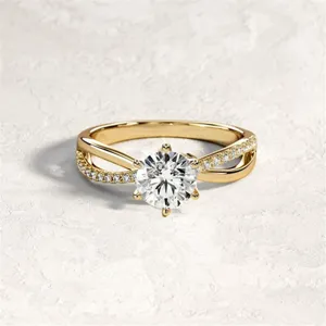 Eleganter anello di fidanzamento con zircone, fascia incrociata in pavé e sei griffe.