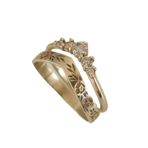 Elegante set di due anelli con fascia inciso floreale e anello impilabile a V con zirconi lucidi.