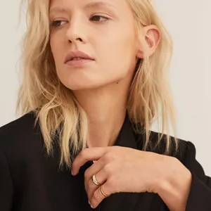 Bagues empilables dorées minimalistes élégantes pour femmes accessoires de mode détail.