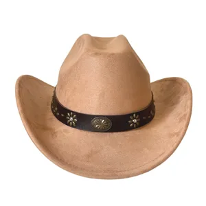 Vue détaillée du chapeau de cowboy en daim occidental, avec bande décorée et boucle.