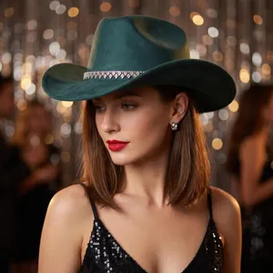 Donkergroene suède western cowboyhoed met strass kettingband voor feest en stijlvol dagelijks.