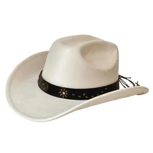 Détail de chapeau de cowboy en daim blanc, coiffe style western tendance avec bande métal.