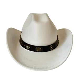 Vue rapprochée du chapeau de cowboy occidental blanc avec bande décorative en métal