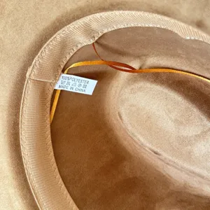 Vue détaillée de l'intérieur du chapeau de cowboy en daim marron avec étiquette et doublure.