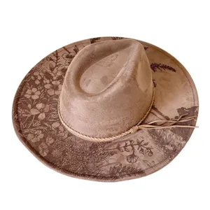 Gedetailleerd overzicht van de bruine suède western cowboyhoed met lasergravure.