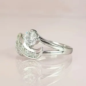Gros plan détaillé d'une bague argentée aile d'ange en zircone cubique pour femmes.