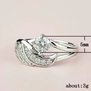 Vue de détail de bague zircon aile d'ange, élégant bijou de mode pour femmes en argent élégant.