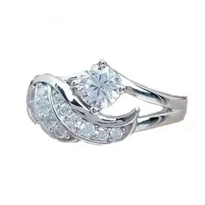 Détail de bague en zircone cubique aile d'ange exquise, métal argenté brillant pour un style élégant.