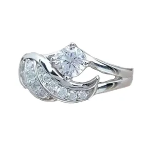 Bague elegante aile d'ange en zircone pour femmes, bijou de mode argente stylé.