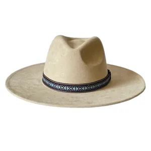 Vue détaillée d'un chapeau fedora beige en suédine à large bord et élégante bande tissée.