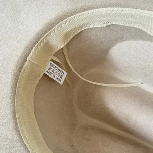 Vue détaillée de l'intérieur du chapeau avec étiquette polyester et bande anti-sueur.