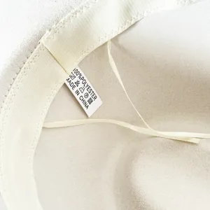 Vue détaillée de l'intérieur du chapeau Fedora montrant la doublure et l'étiquette.