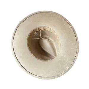 Vue détaillée du chapeau feutre suédine à large bord avec doublure intérieure et étiquette.
