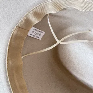 Vue détaillée de l'intérieur du chapeau en feutre avec matière polyester et bande de sueur douce.