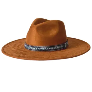 Chapeau fedora marron à large bord classique avec bande décorative géométrique ethnique.