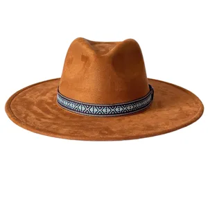 Vue détaillée du chapeau fedora marron à large bord en suédine avec un ruban à motif ethnique.