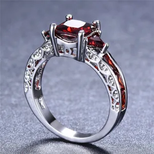 Bague carrée de luxe en zircon rouge pour femmes, avec un anneau filigrane et des pierres.