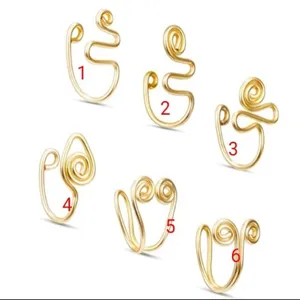 Vista detallada de seis aros de nariz dorados sin piercing con diseños de espiral únicos.