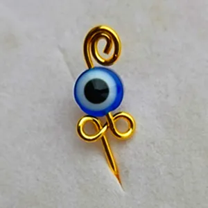 Boze oog neusring piercing sieraden, creatieve gouden draad gewikkelde neussteker detail.