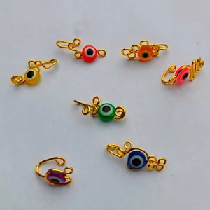 Boze oog neus manchet set, goudkleurige draad gewikkelde lichaamsjuwelen, kleurrijke ringen.