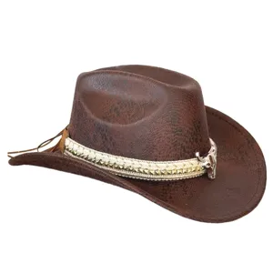 Gedetailleerd uitzicht op de bruine slangenprint western cowboyhoed met metalen stierenstropdas.