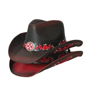 Vista dettagliata del cappello da cowboy in paglia, ricamo rosso vintage e fibbia in metallo.