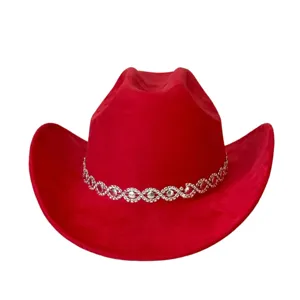 Cappello da cowboy western in camoscio rosso con catena di strass, elegante festa.