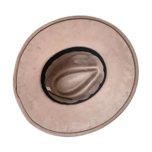 Klassieke suède fedora hoed met brede rand in retro western stijl in lichtbruin.