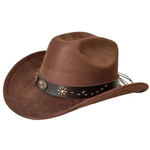 Détail chapeau cowboy suédine marron, bande cuir sombre, rivets métal et ornement floral.