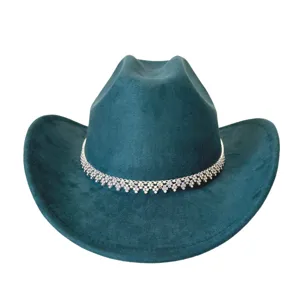 Donkergroene faux-suede western cowboyhoed met een fonkelende strass-ketting voor feestjes.