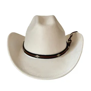 Vista detallada del sombrero de cowboy western de ante blanco con banda de tachuelas y ala ancha.