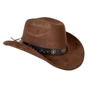 Détail de chapeau de cowboy en daim marron avec clous métalliques et décors floraux.