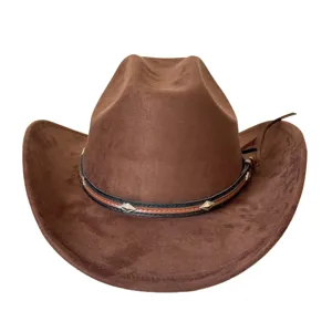 Vista detallada del sombrero de vaquero de ante marrón con ala ancha curvada y metal