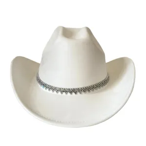 Witte suède western cowboyhoed met een prachtig sprankelende strass ketting band detail.