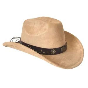 Vue détaillée du chapeau de cowboy en daim vintage avec ceinture en cuir et clous.