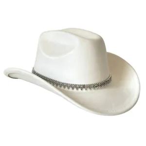 Close-up van de elegante witte suède western cowboyhoed met fonkelende strass-steentjesketting.