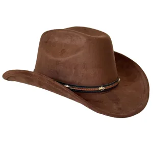 Detalle de sombrero de vaquero western de ante marrón con banda tachonada y ala levantada.