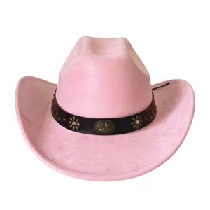 Detail de chapeau cowboy western en daim rose avec bord retrousse et laniere en cuir.