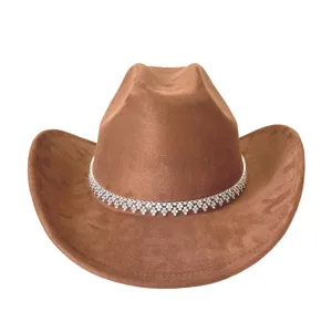 Bruine suède western cowboyhoed met sprankelende strass kettingband detail, ideaal voor een feest.
