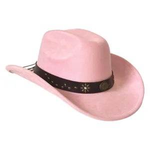 Detail chapeau cowboy western en suédine rose, large bord avec bande décorative et clous.