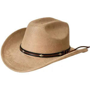 Primer plano del sombrero de ante texturizado con tira de cuero y tachuelas metálicas.