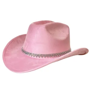 Detailopname van de roze suède western cowboyhoed versierd met een schitterende strassketting.