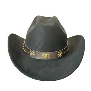 Détail chapeau cowboy suédine noire, bande cuir marron avec rivets et boucle soleil.
